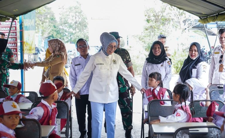 Ketua DPRD Sumsel Ibu Dr. Hj. RA Anita Noeringhati Hadiri Program Unggulan Kodam II/Sriwijaya ‘Dapur Masuk Sekolah