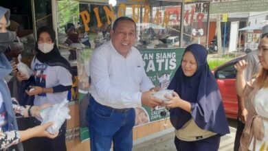 Aksi Nyata Caleg DPRD Provinsi Sumsel dari PKB Berikan Makan Siang Gratis kepada Masyarakat