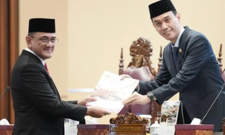 Sembilan Fraksi DPRD Sumsel Dengarkan Jawaban Gubernur Terhadap Raperda Tentang APBD Sumsel TA 2025