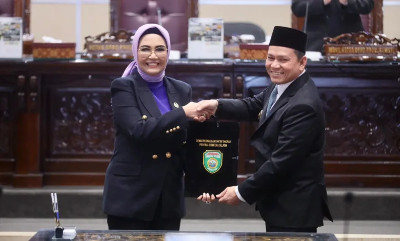 DPRD Sumsel Bersama Gubernur Teken Keputusan Bersama Raperda PT Bank Sumsel Babel (Perseroda)