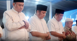 Ketua DPRD Sumsel Bersama Gubernur dan Wagub Sumsel Sholat Isya dan Taraweh Bersama Ribuan umat Muslim dari Penjuru Sumsel